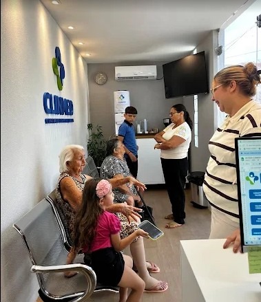 Recepção da Clinmed com pacientes