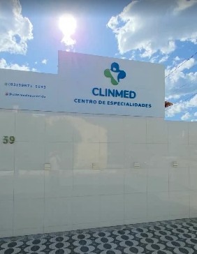 Placa de fachada com logo Clinmed