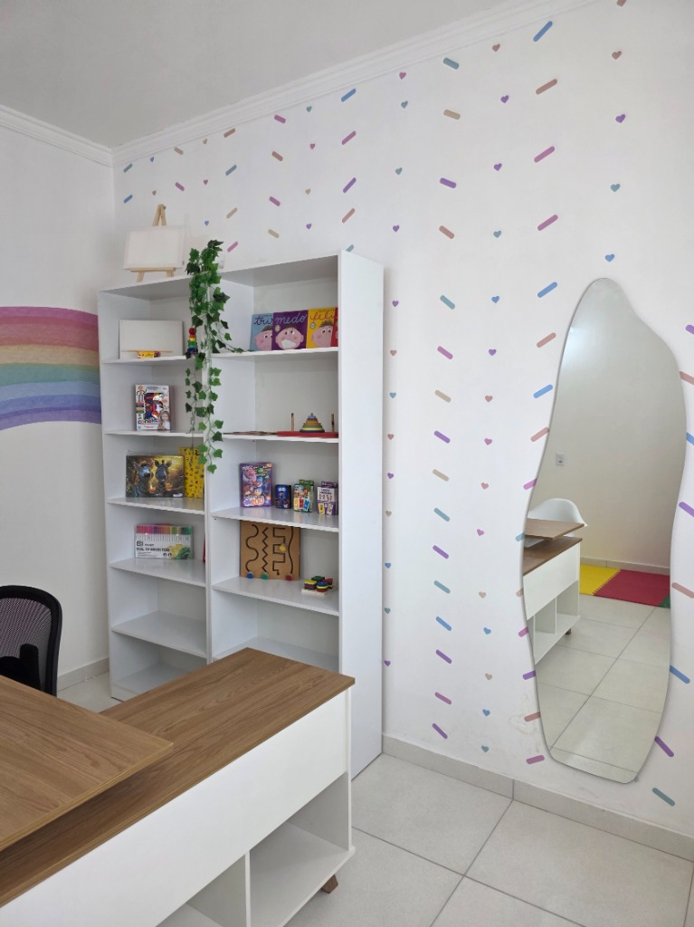 Espelho de formato lúdico e parede decorada